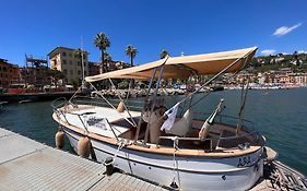 AL CASTELLO-VISTA MARE -ROMANTICO e CENTRALE a 20 METRI DAL MARE-parking su richiesta da pagare a parte 15euro al giorno- chiedere disponibilità